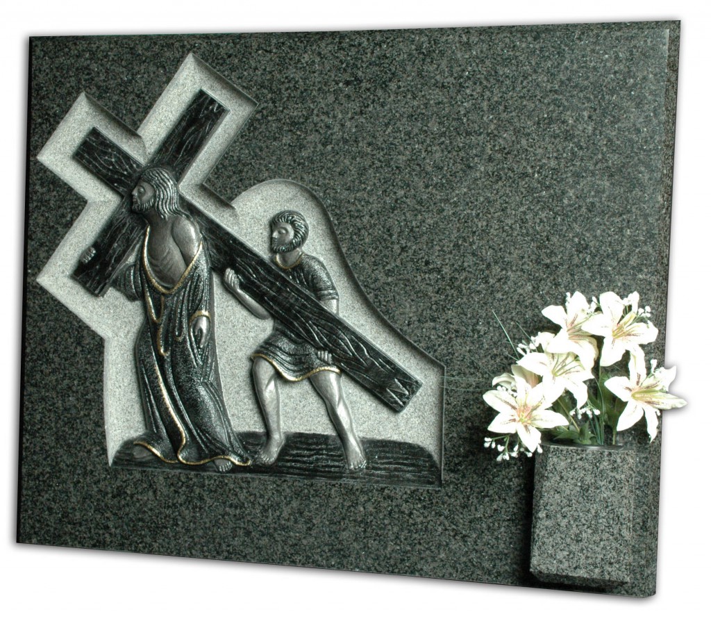 Lápida con escultura de Jesús y el Cirinéo