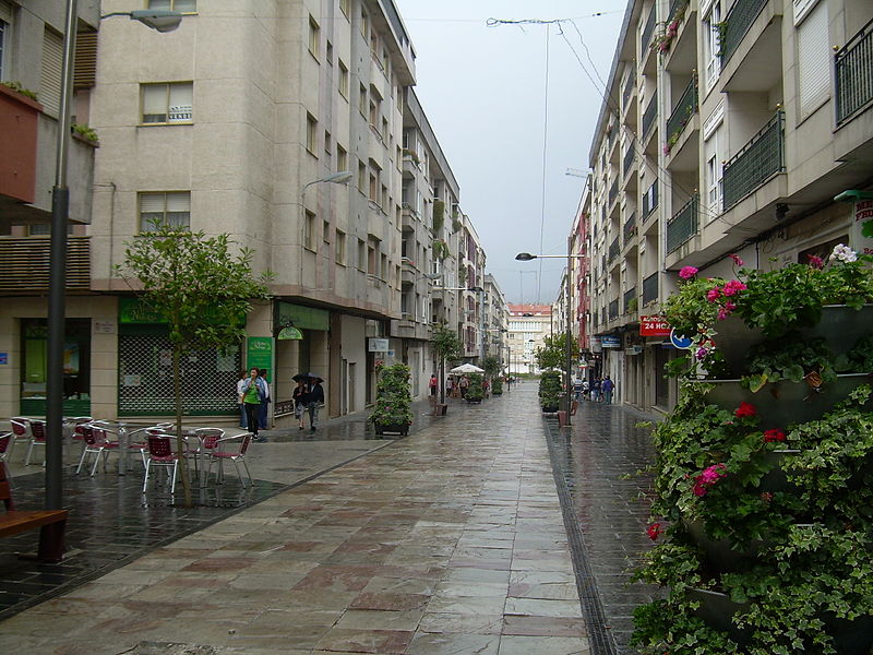 Aumentan los panteones en Boiro Una calle de Boiro panteones