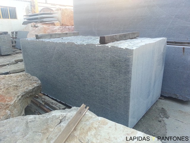 Bloques de granito en nuestros almacenes Bloques de granito en nuestros almacenes